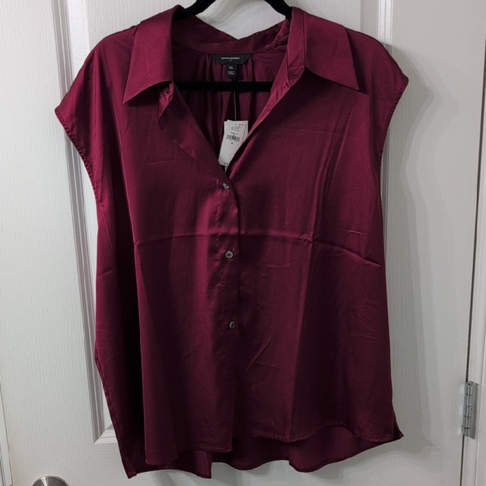 Banana Republic XL NWT Sleevess Satin Tailor Workwear Quiet Luxury Shirt